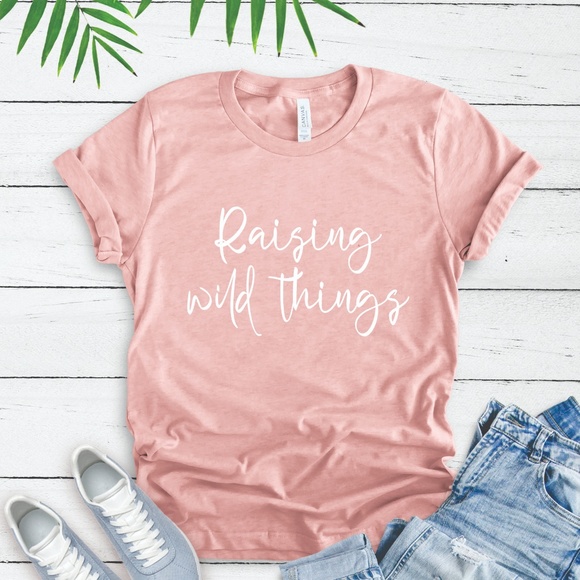 RAISING WILD THINGS MOM QUOTE GRAPHIC TEE SHIRT - Picture 1 of 2